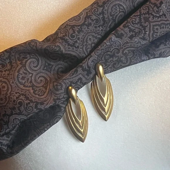 TAT Matte Gold Tone Chunky Runway Signed Statement Earrings Screwback Clip-On - Picture 3 of 6